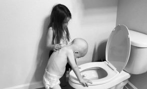 Fotografia de menina a confortar o irmão com leucemia torna-se viral