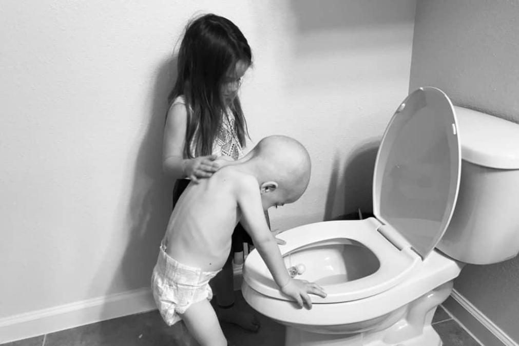 Fotografia de menina a confortar o irmão com leucemia torna-se viral