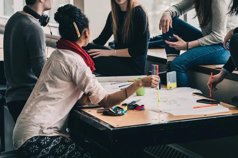 O que leva os jovens a usar tantas vezes a expressão 