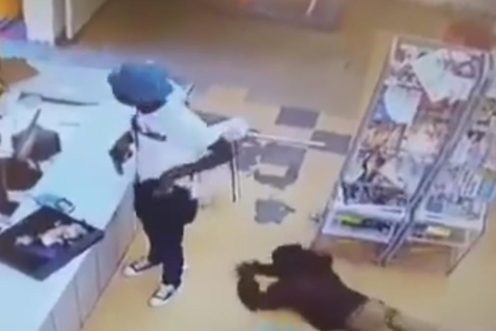 Cliente rouba ladrão armado durante assalto [vídeo]