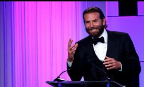 É por isto que Bradley Cooper ainda vive com a mãe