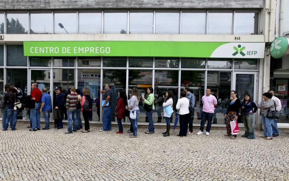 Desempregados inscritos nos centros de emprego em março com maior redução de sempre