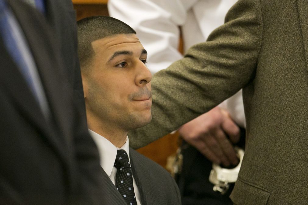 Aaron Hernandez enforcou-se na prisão, após inocência pelo homicídio de dois cabo-verdianos