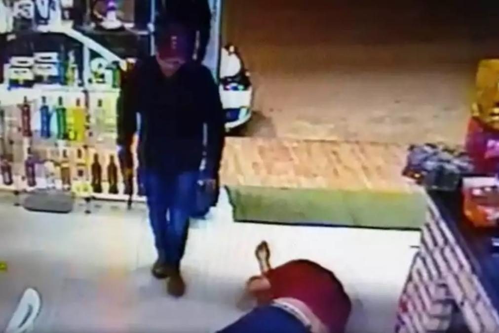 Comerciante morto a tiro por roubo a caixa registadora [vídeo+18]
