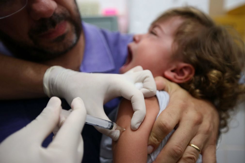 Vacina do sarampo pode ser dada a partir dos seis meses mas só com prescrição médica