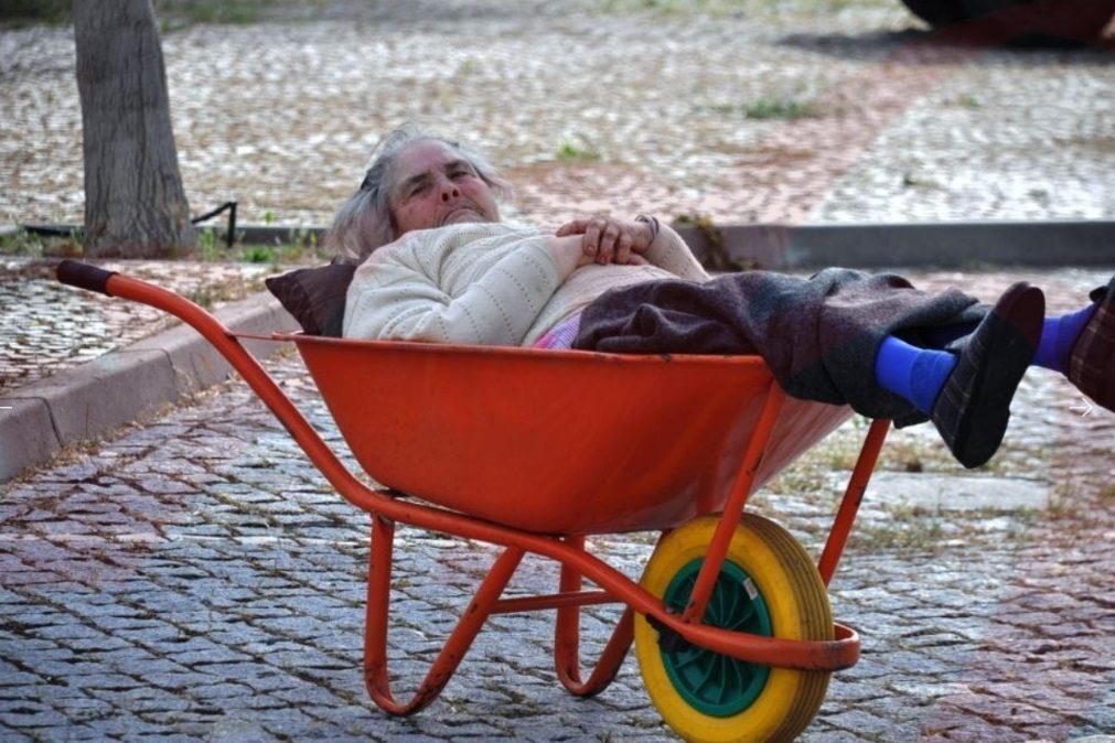Aos 76 anos, mulher é levada em carro de mão para receber a reforma