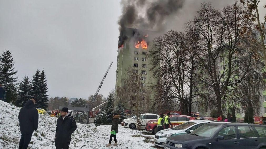 Explosão de gás em prédio faz cinco mortos e mais de 40 feridos