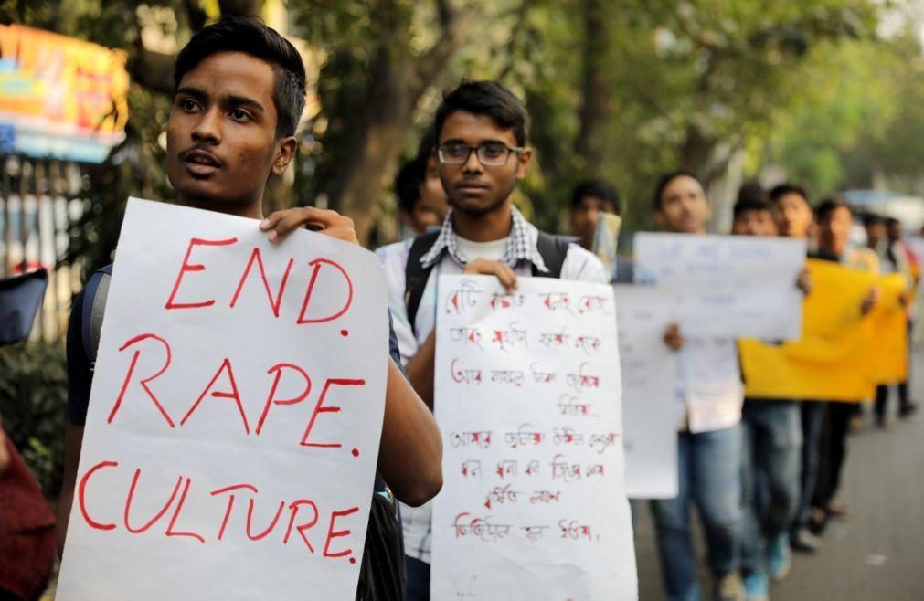 Morreu mulher indiana que se queixou de violação e foi incendiada a caminho do tribunal