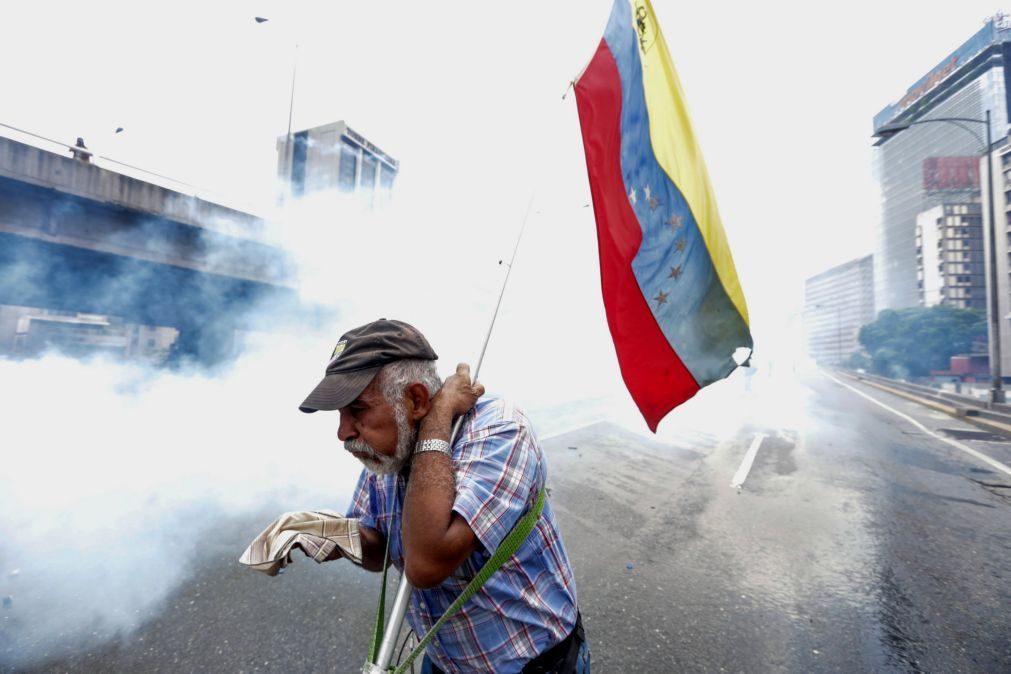 Venezuela: Polícia usa gás lacrimogénio para dispersar opositores de Maduro
