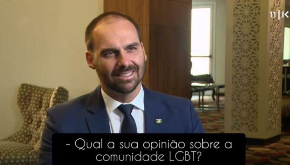 Filho de Bolsonaro diz que casamento gay é igual a relação entre homem e cão [vídeo]