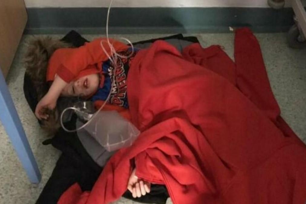 Boris Johnson recusa olhar para fotografia de criança doente a dormir no chão de hospital