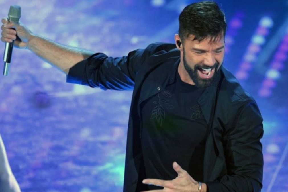 Ricky Martin surpreende fãs e sobe ao palco em cuecas (Vídeo)