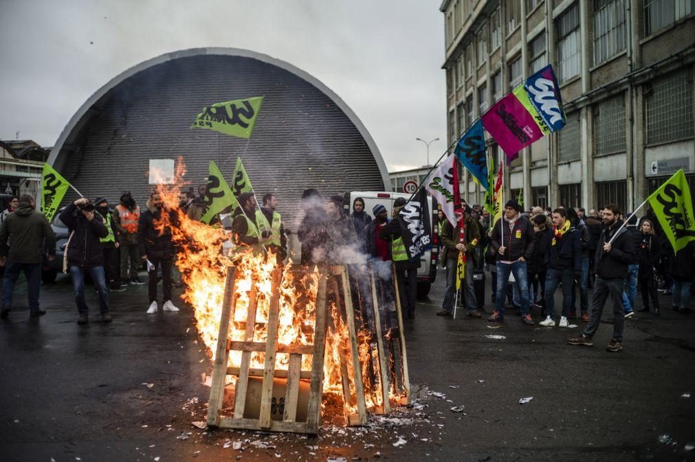 Greve geral em França afeta escolas, hospitais, transportes e a torre Eiffel