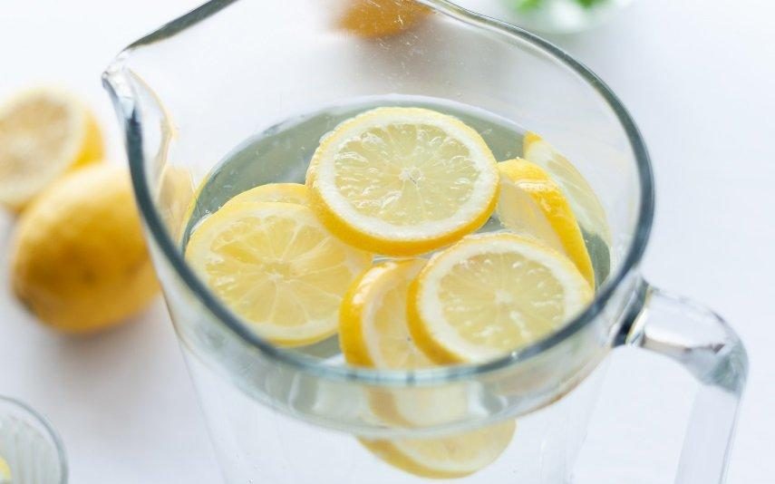 15 motivos Para trocar o café de manhã por um copo de água de limão morna