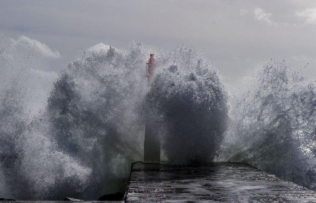 Elsa | Mau tempo provoca naufrágio nos Açores
