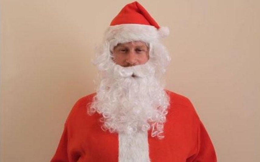 Harry Veste o fato de Pai Natal para animar crianças tristes