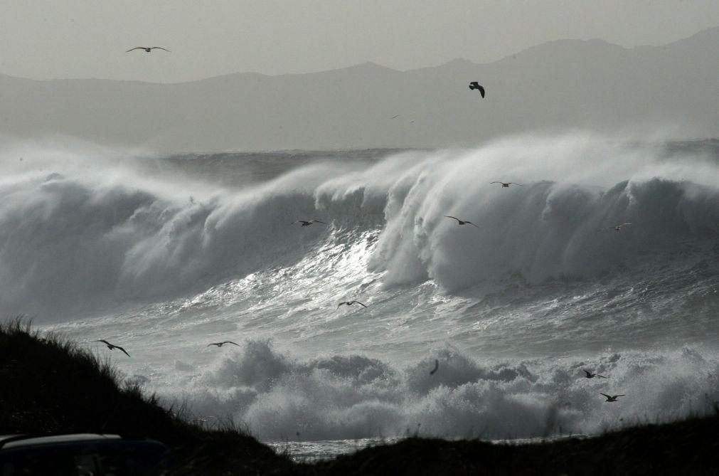 Mau tempo: Proteção civil pede que se evite orla costeira devido à forte agitação marítima