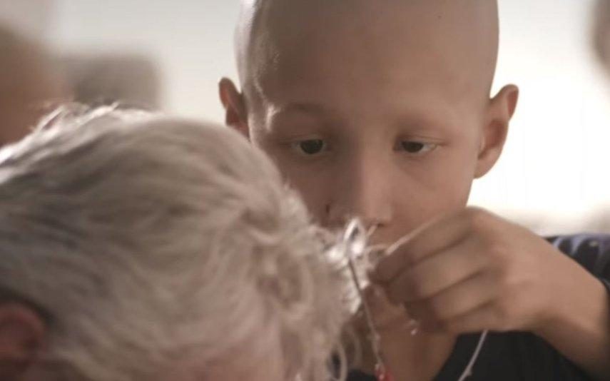 Pai Natal rapa o cabelo Durante visita a crianças que lutam contra o cancro