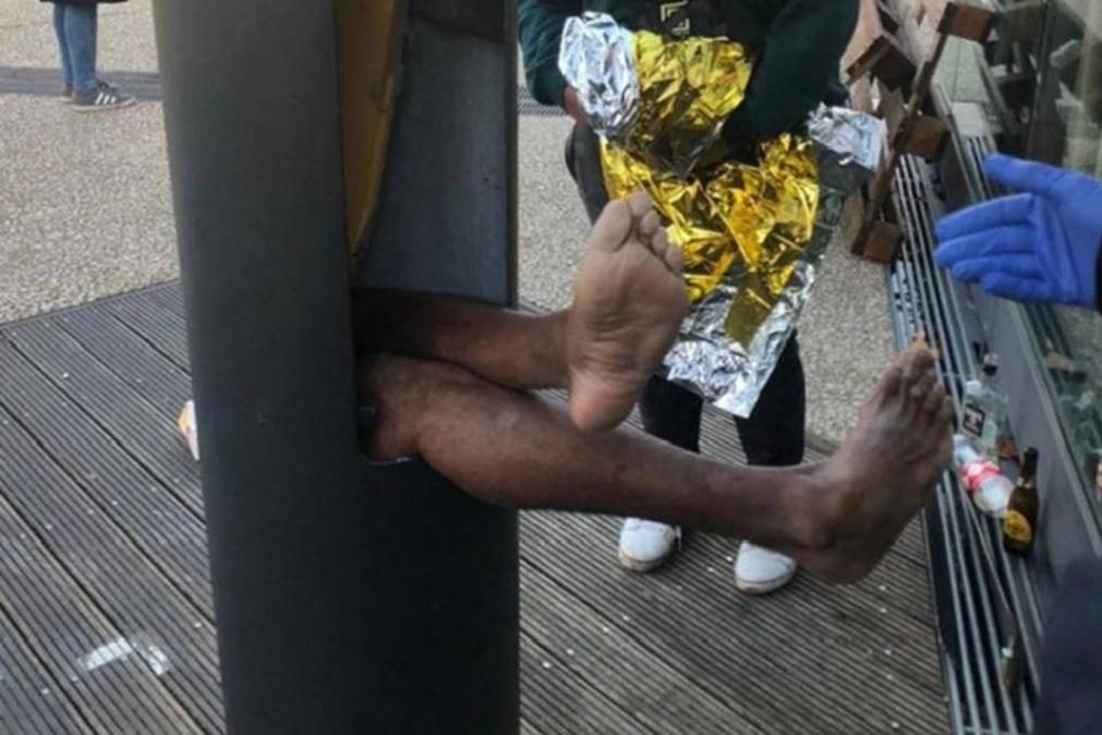 Homem fica preso em poste de eletricidade a tentar recuperar o telemóvel