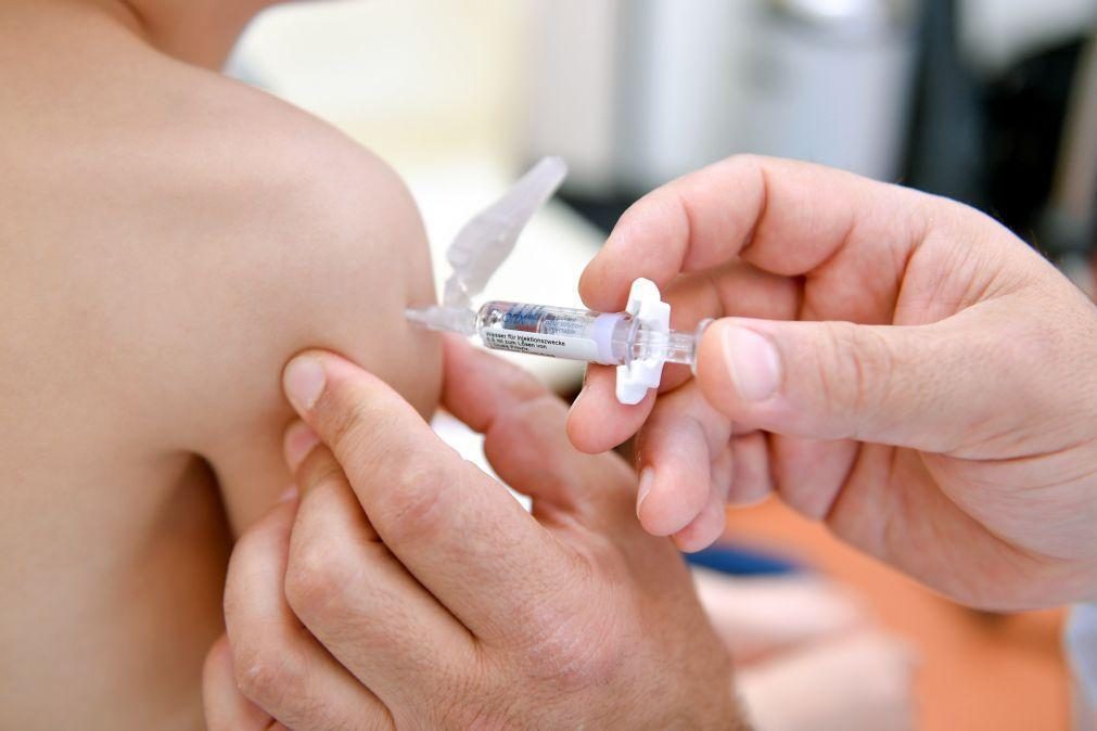 Vacinas da meningite B para todos e HPV para rapazes a partir de outubro de 2020
