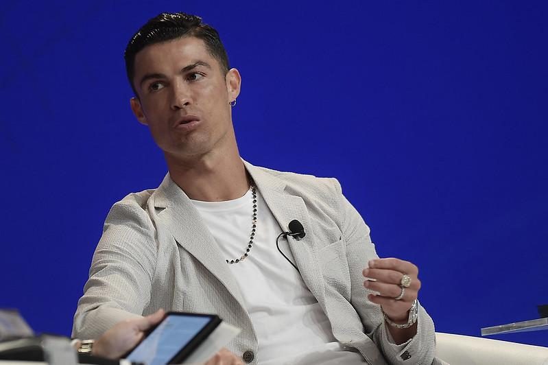 Cristiano Ronaldo joga à bola com criança sem pernas