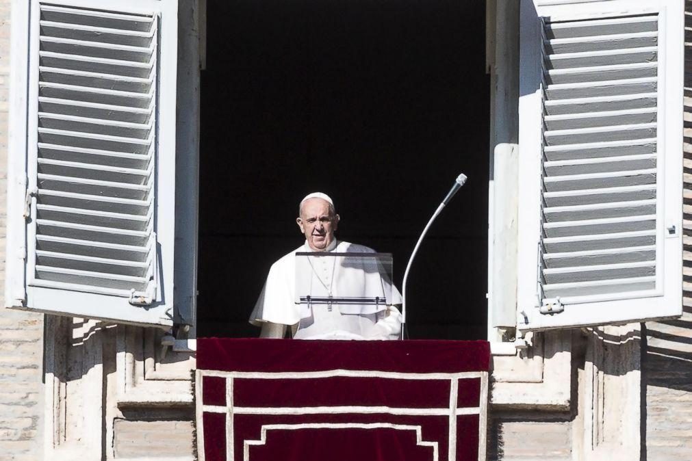 Papa chama à atenção as crianças que usam telemóvel à mesa com a família