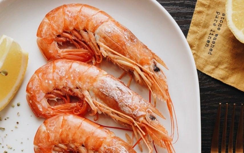 Alerta | Comer a cabeça do camarão pode provocar cancro