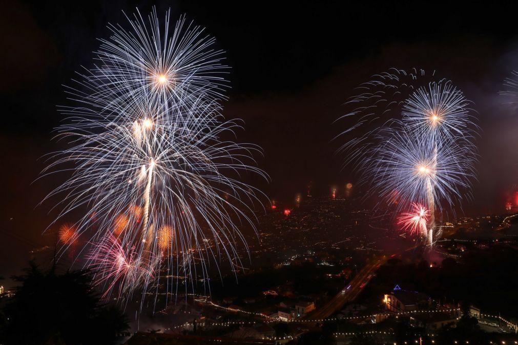 Cor e apoteose de fogo-de-artifício em noite amena marcaram entrada de 2020 na Madeira