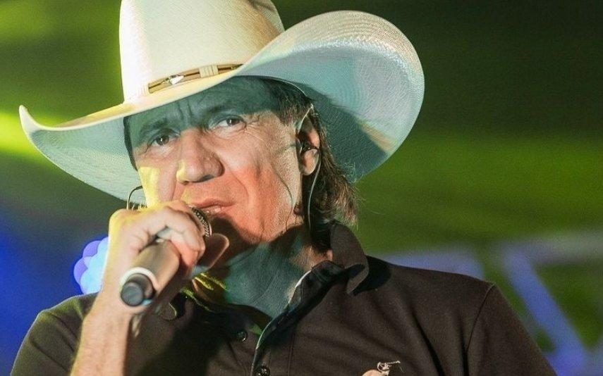 Cantor brasileiro morre em palco durante concerto