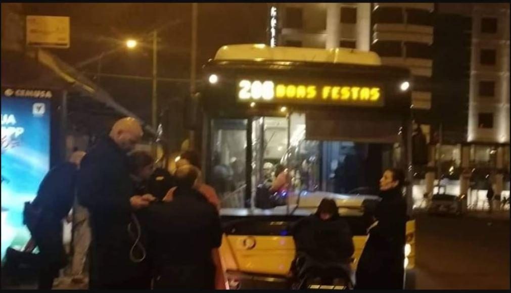 Homem em cadeira de rodas bloqueia autocarro em Lisboa depois de lhe ser negado acesso
