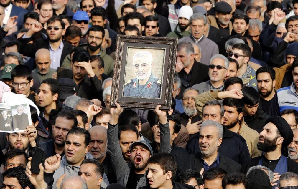 Dezenas de milhares manifestam-se na capital do Irão contra 