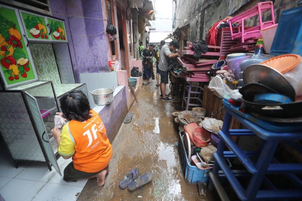 Autoridades elevam para 53 número de mortos em inundações na Indonésia