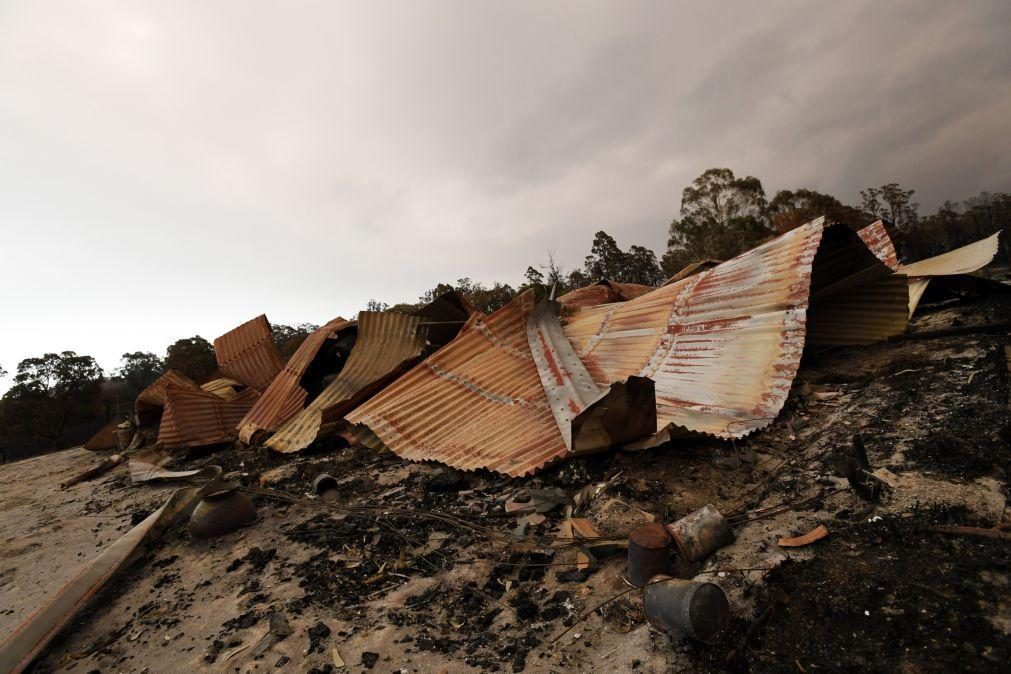 Incêndios na Austrália provocam mais um morto, centenas de casas destruídas