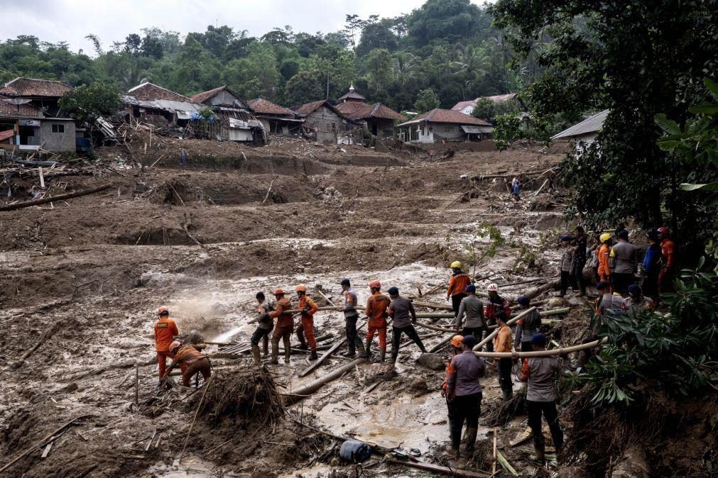 Autoridades elevam para 60 número de mortos em inundações na Indonésia