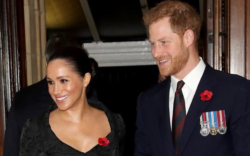 Meghan e Harry oferecem-se para fotografar casal que tentava tirar selfie