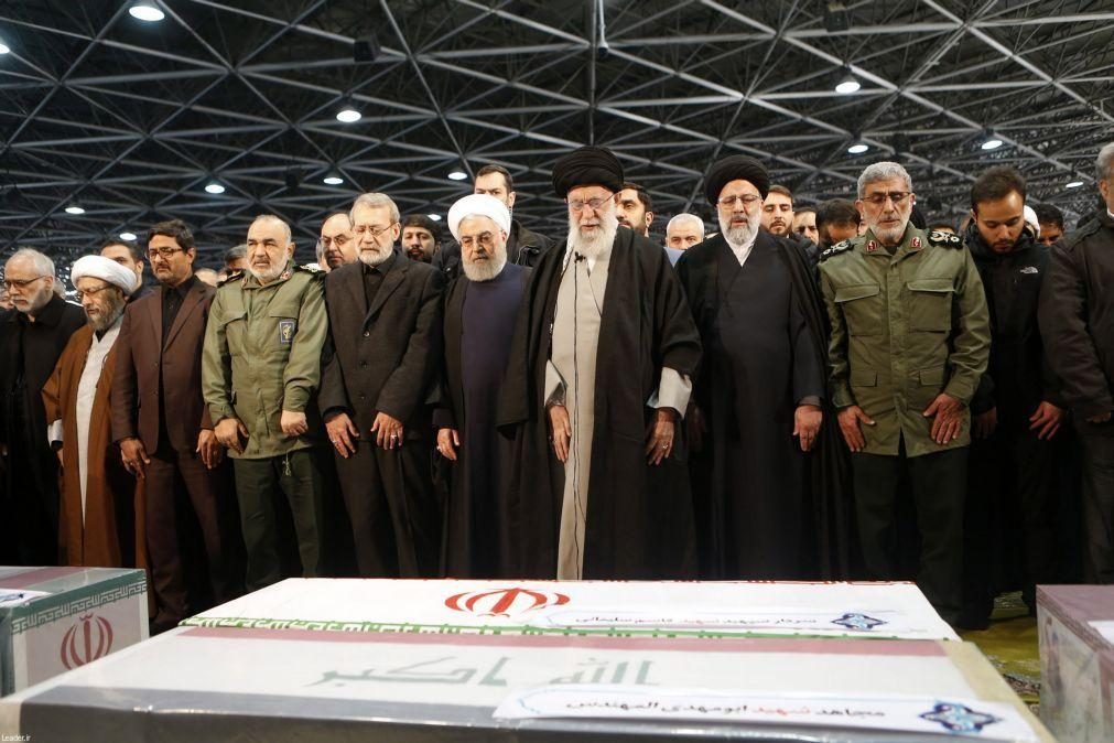 Líder supremo iraniano chora próximo do caixão de general Soleimani