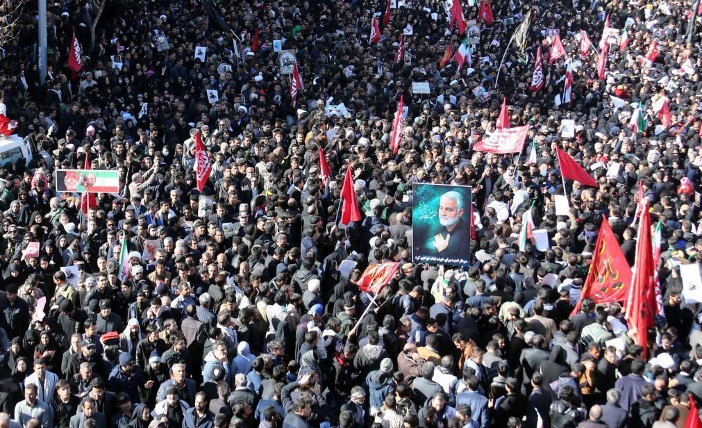 Número de mortos em debandada no funeral do general Soleimani sobe para 40