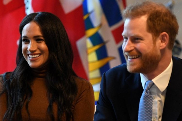 Meghan e Harry Ignoram polémica e regressam ao Reino Unido muito sorridentes [fotos]