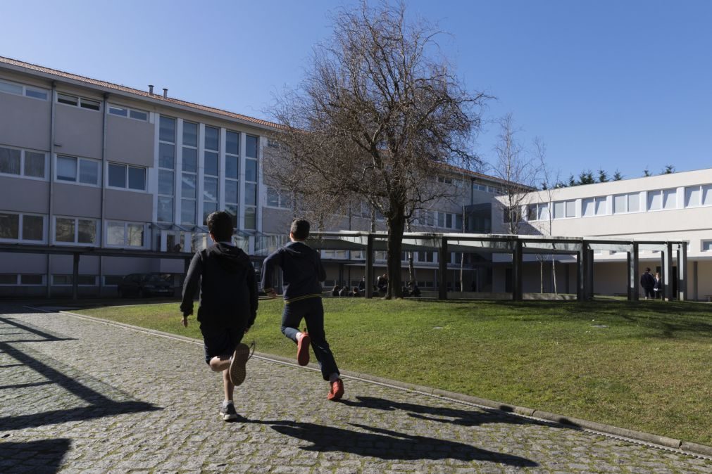 Colégios querem manuais gratuitos para alunos carenciados do privado