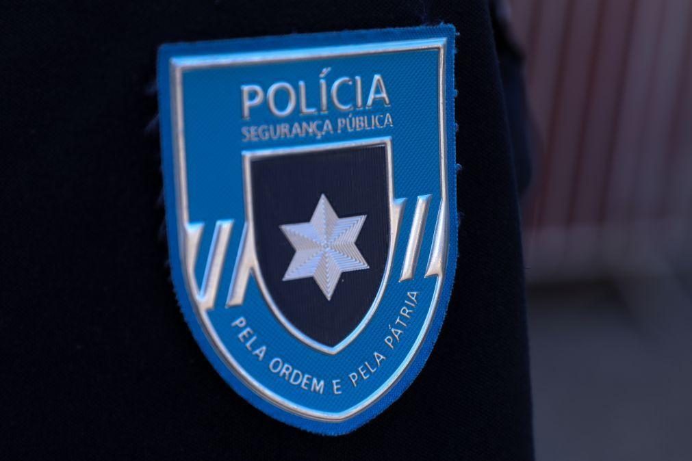 Agente da polícia ajuda mulher em parto no meio de rua em Lisboa
