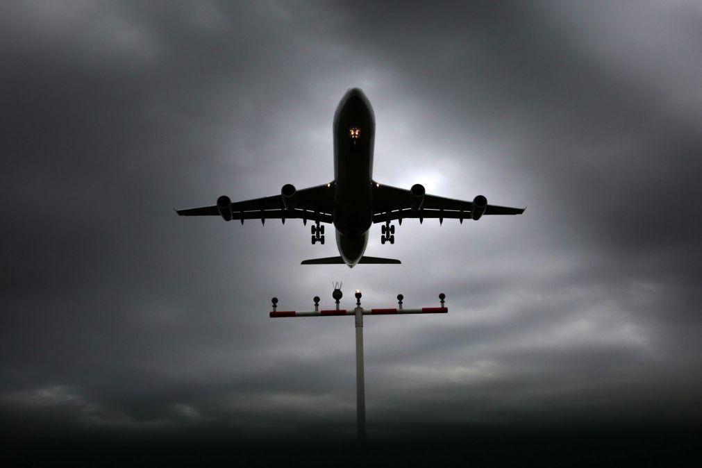 Várias companhias aéreas suspendem ou reduzem voos para a China