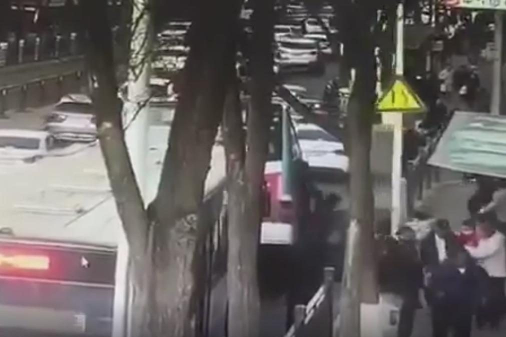 Cratera em pavimento engole autocarro e faz 6 mortos e dezenas de feridos [vídeo]