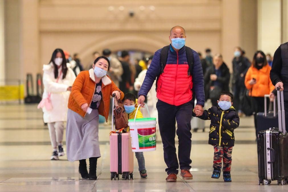 Crianças com febre impedidas de entrar em avião foram abandonadas pelos pais no aeroporto