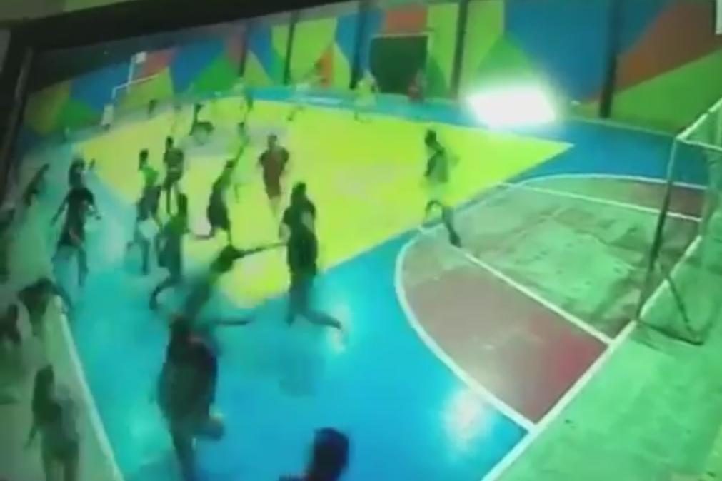 Dupla invade escola e atira contra alunos que jogavam futsal [vídeo]