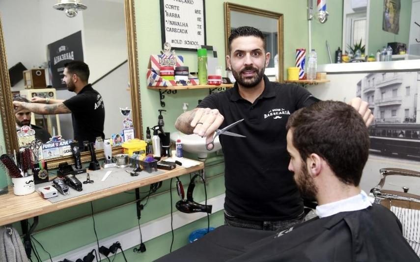 Lucas Rocha Fomos à barbearia do «noivo» cortar o cabelo (vídeo)
