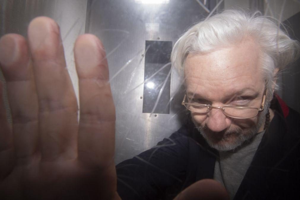 WikiLeaks: Assange transferido de ala médica na prisão para área com outros presos
