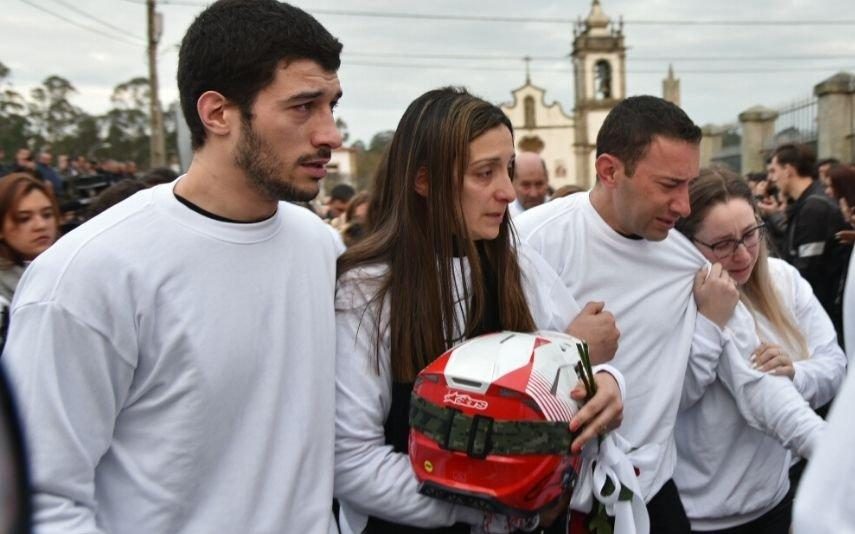 Paulo Gonçalves Viúva e filhos emocionados no funeral: «Sei que vais continuar a lutar por nós»