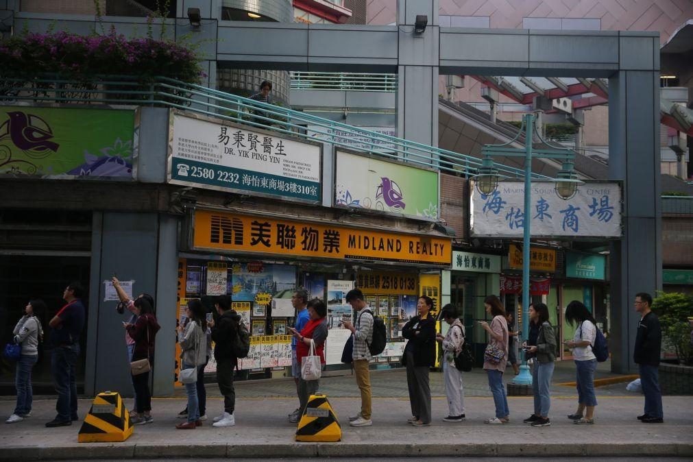 Coronavírus. Hong Kong declara estado de emergência e fecha escolas durante duas semanas