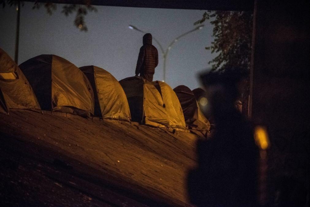 Polícia desalojou centenas de migrantes acampados nos arredores de Paris