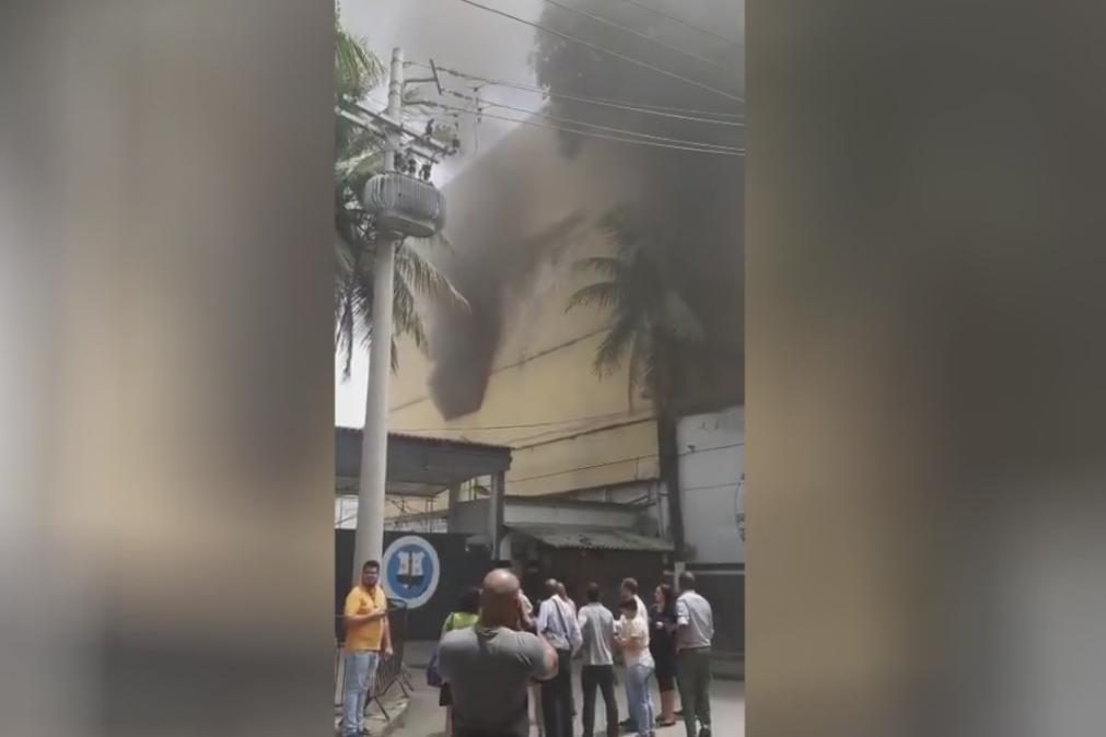 ÚLTIMA HORA: Incêndio deflagra em cadeia de Benfica [vídeo]